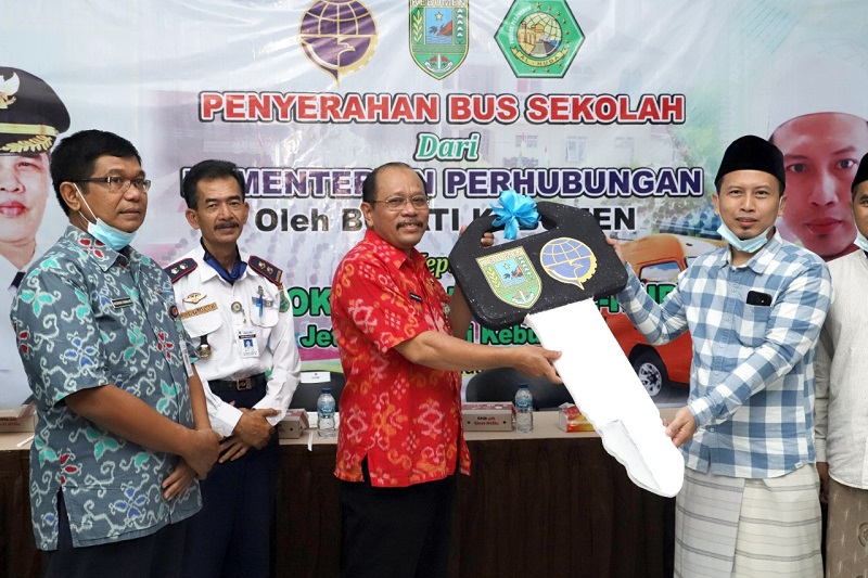 Ponpes Al Huda Terima Bus Sekolan Dari Kemenhub  RI