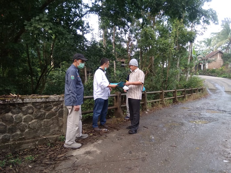 Tanggapi Keluhan Masyarakat Soal Jalan dan Jembatan Rusak di Karanggayam, Bupati Arif Cek Langsung ke Lokasi