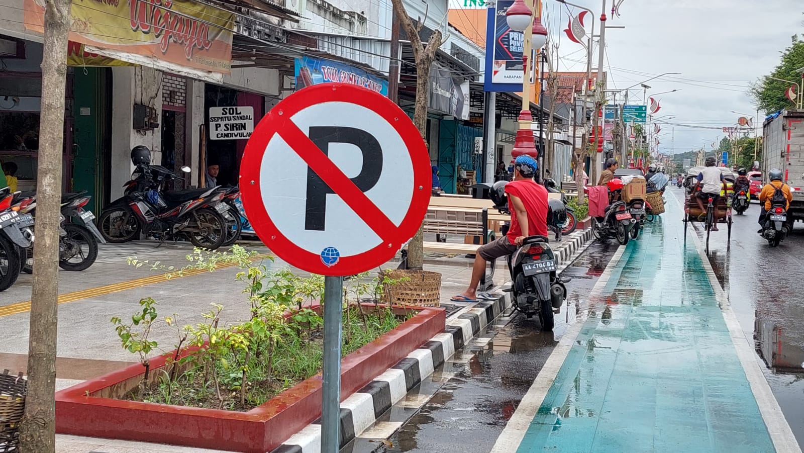 Jalur Sepeda di Jalan Soekarno Hatta Dilarang untuk Parkir