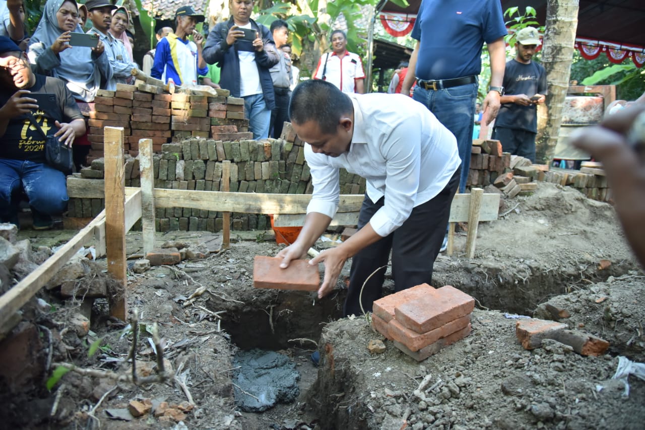 Bupati Arif Sugiyanto Temui Warga yang Tinggal di Gubuk Reot