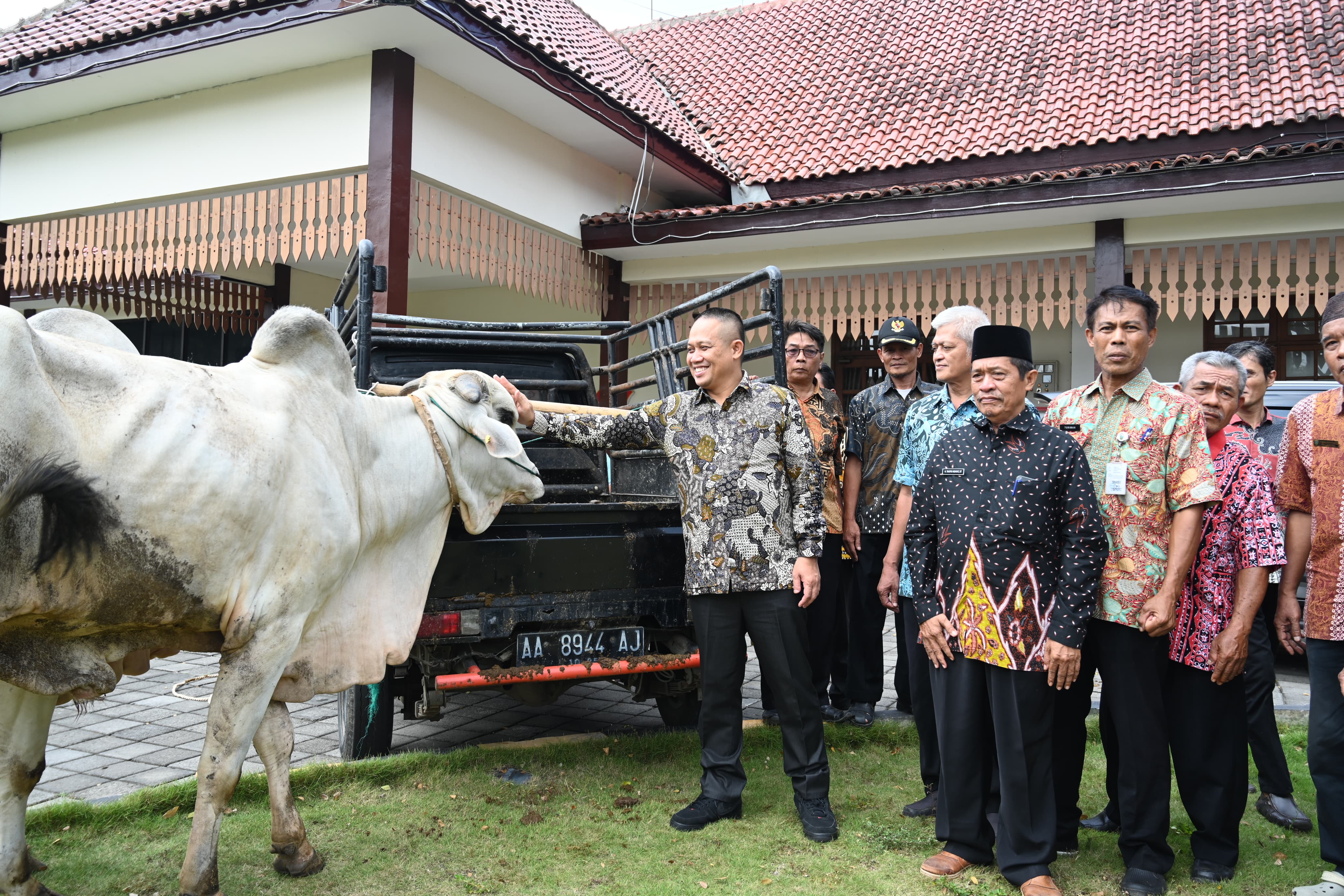 Bupati Kebumen Borong 11 Sapi Kurban dari Bumdesma dan Petani Lokal Pakai Uang Pribadi