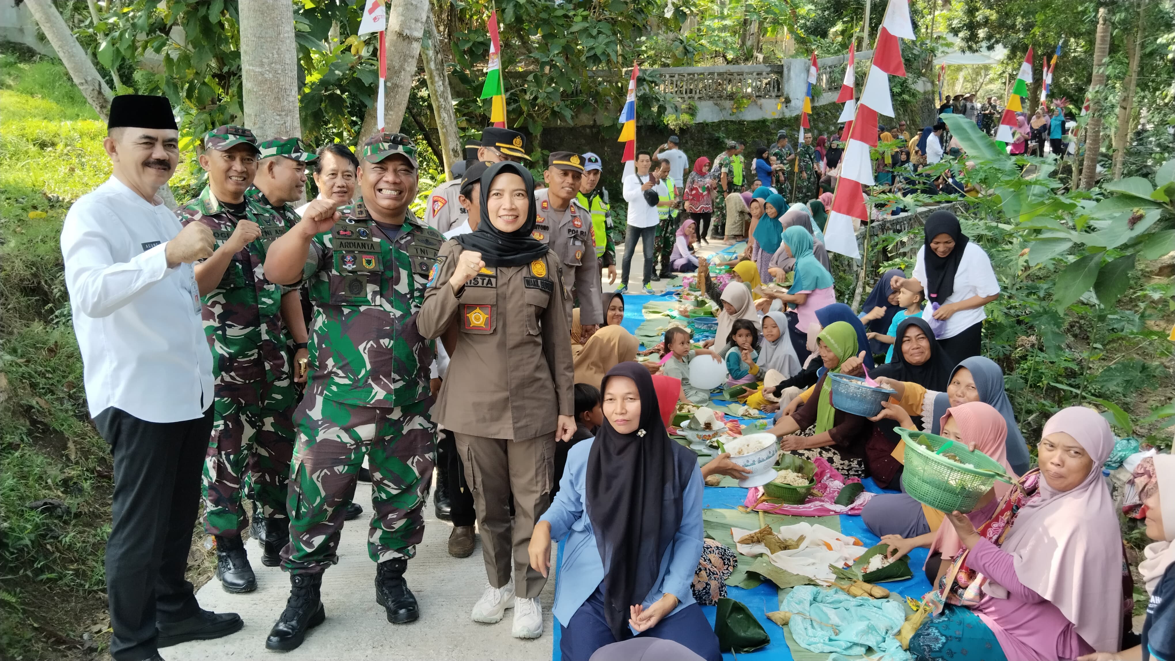 Warga Desa Jembangan Gelar Kenduri di Jalan Baru Hasil Program TMMD Sengkuyung