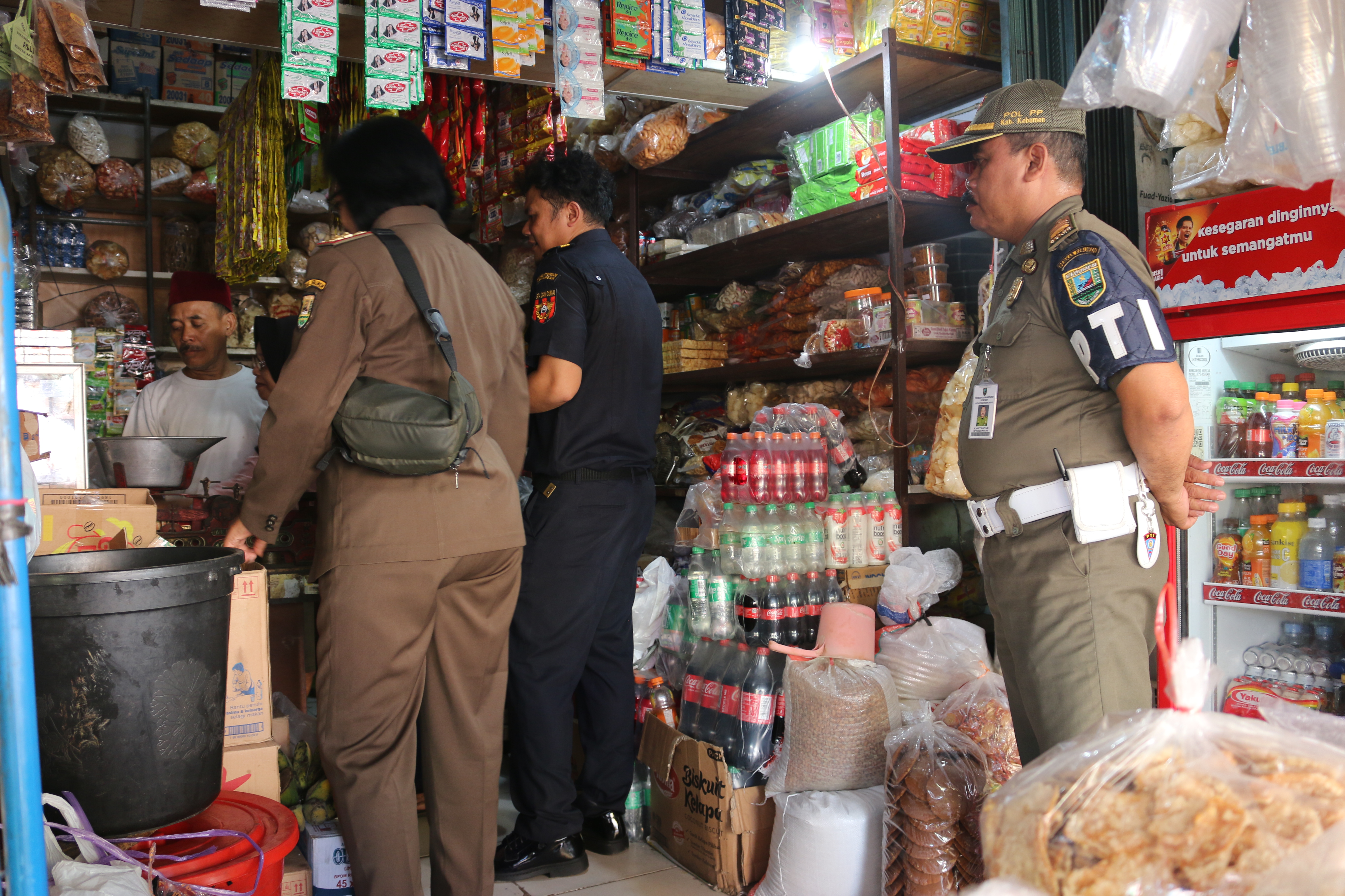 Berantas Rokok Ilegal, Tim Gabungan Gelar Operasi di Sejumlah Kios Pasar di Kebumen