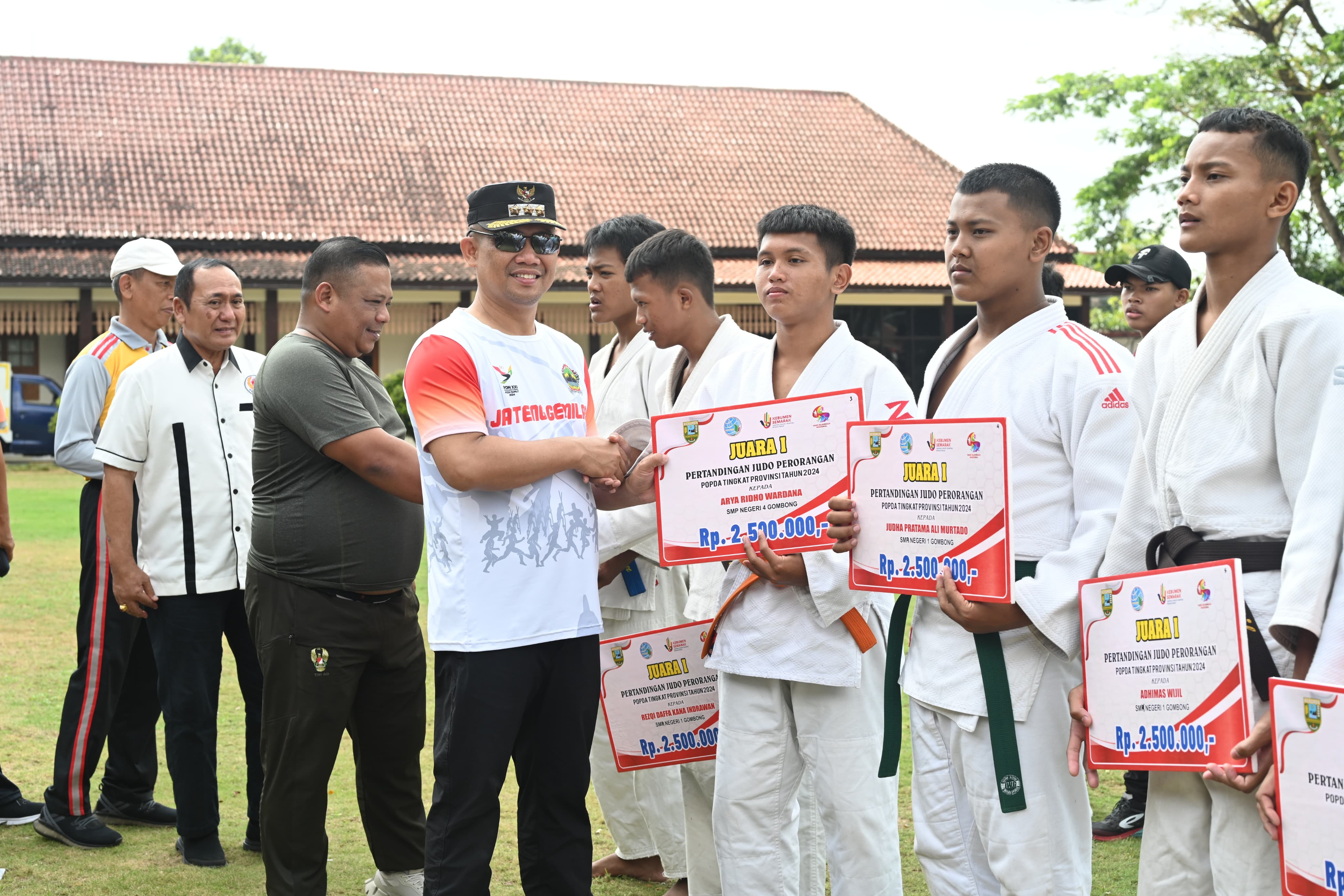 Peringati Hari Olahraga Nasional, Bupati Kebumen Beri Hadiah untuk Atlet Berprestasi