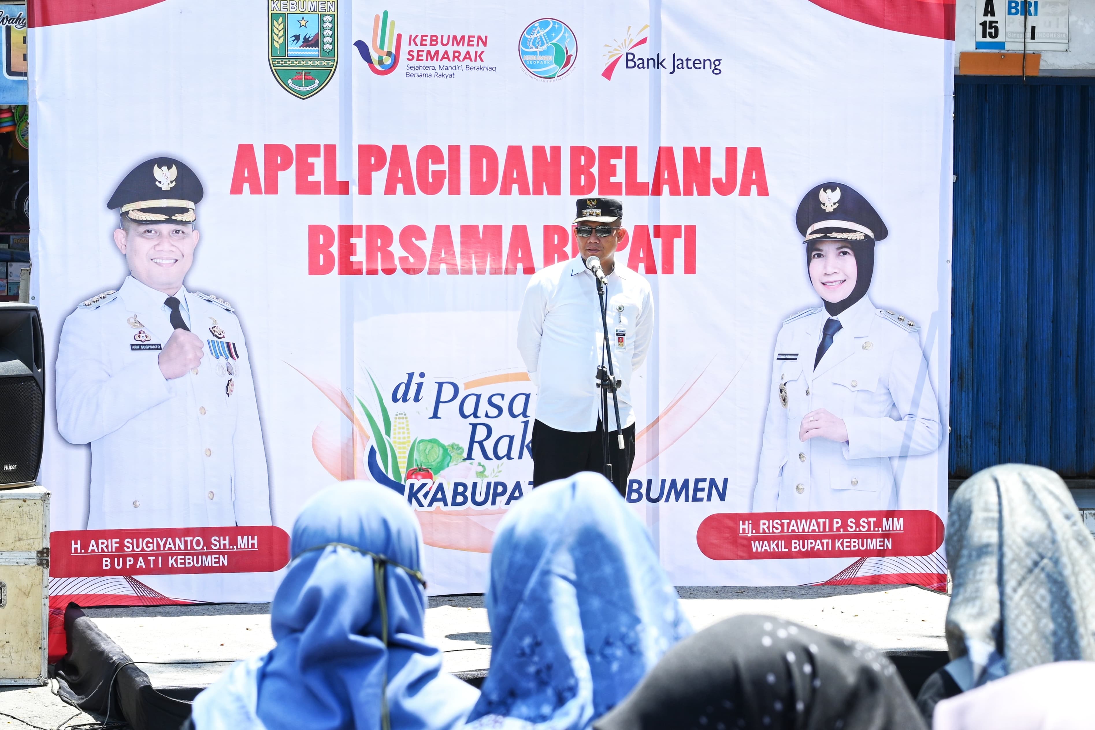 Bupati Kebumen Ajak ASN Borong Kebutuhan Pokok di Pasar Kutowinangun