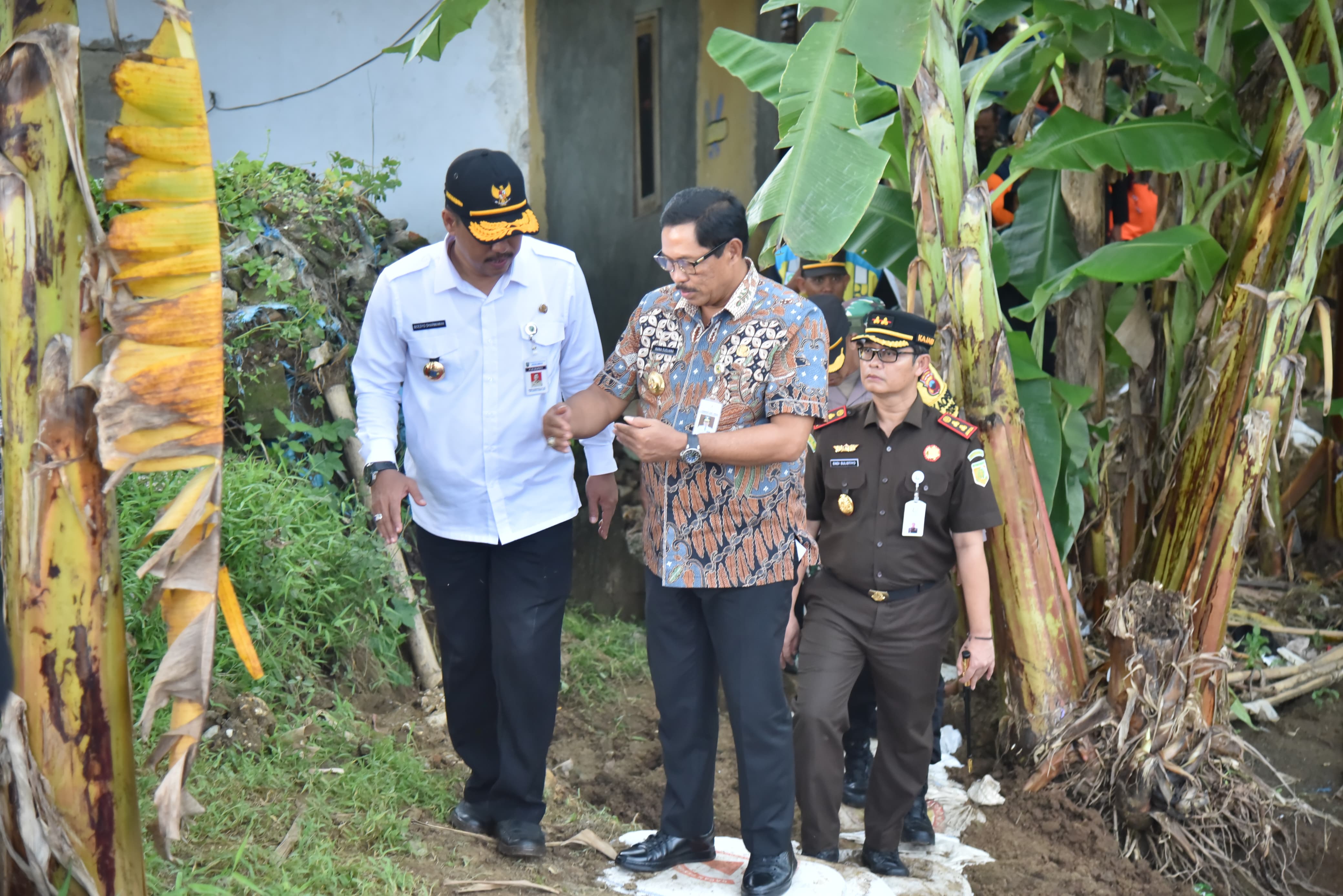 PJ Gubernur Jateng Tinjau Lokasi Bencana di Kebumen, dan Beri Bantuan