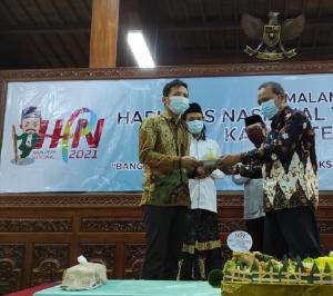 Malam Tasyakuran HPN 2021, Kadinas Kominfo Serahkan Potongan Tumpeng Untuk wartawan Termuda di Kebumen