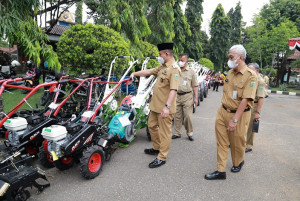 Tingkatkan Produktivitas dan Dorong Modernisasi Pertanian, Bupati Kebumen Serahkan Bantuan Alsintan