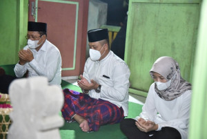 Kali Pertama, Tengah Malam Bupati Arif Ziarah ke Makam Para Pendiri Kebumen