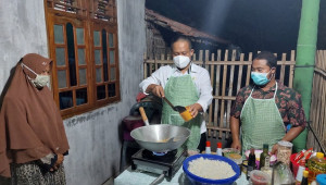 Malam-Malam Datang ke Rumah Warga, Bupati Kebumen Masakin Nasi Goreng