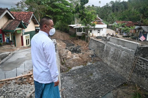 Bupati Kebumen Tinjau Pembangunan Jembatan Kalibening, dan Bagi Sembako