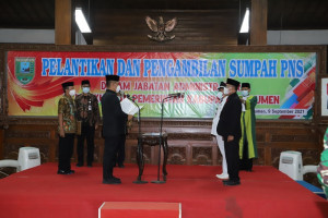 Bupati Lantik Dua Pejabat Administrator Pemkab