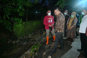 Malam-Malam Tinjau Jalan Rusak Karena Banjir, Bupati Minta Segera Diperbaiki