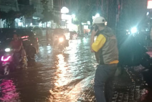 Hujan Deras Beberapa Saat Akibatkan Genangan Air, Pemkab Langsung Lakukan Penanganan