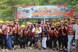 15 Finalis Putri Otonomi Indonesia  Bermain River Tubing di Sendang Dalem Kebumen