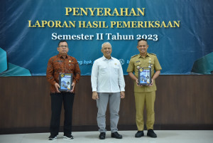 Bupati Kebumen Terima Hasil Pemeriksaan Belanja Infastruktur  2023 dari BPK